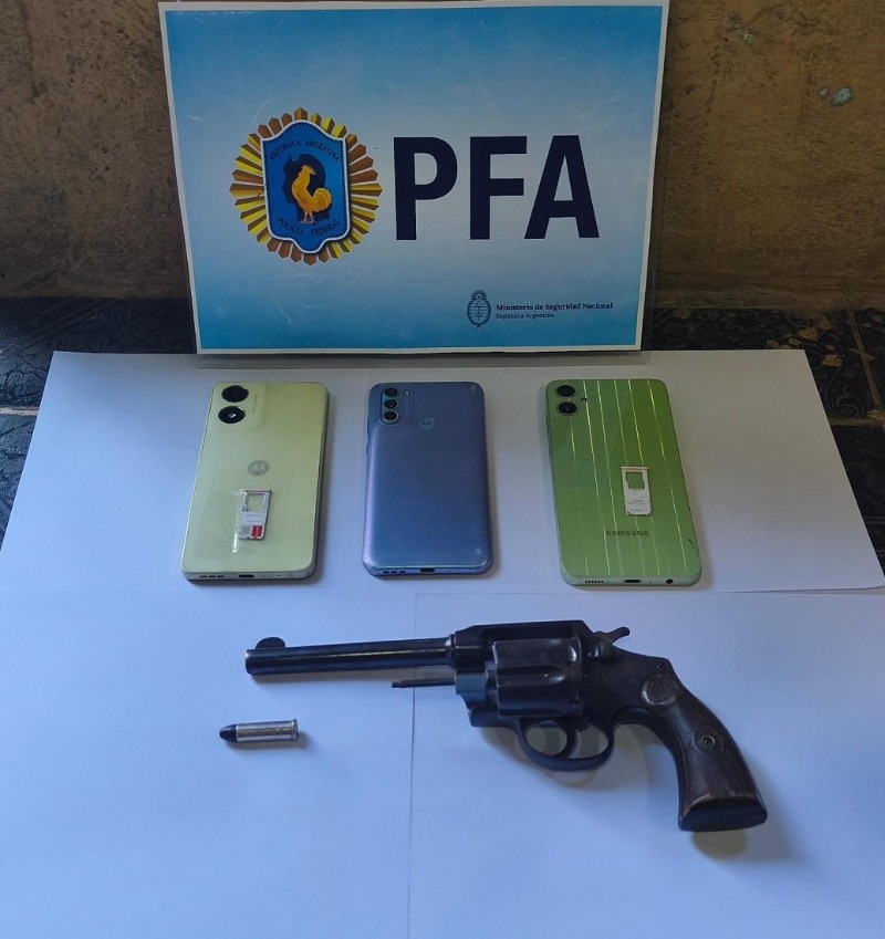 &nbsp;El arma de fuego que se secuestró durante los procedimientos.