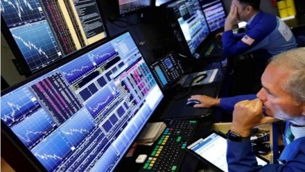 Los inversores se muestran más cautos por la guerra y miran con atención los próximos pasos de Caputo.