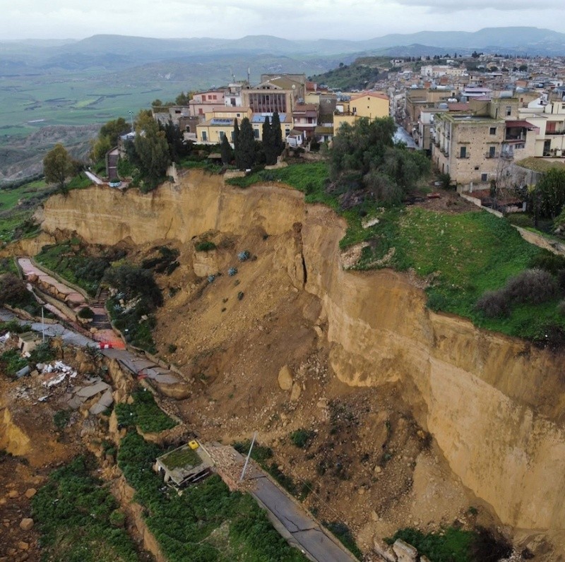 &nbsp;El deslizamiento comenzó a mostrar señales de movimiento el domingo y derivó en un frente de unos cuatro kilómetros de extensión.