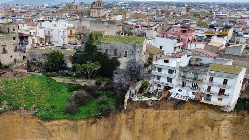 Más de mil personas fueron evacuadas por un delizamiento de tierra que avanza sobre los cimientos de viviendas en un pueblo de Sicilia.