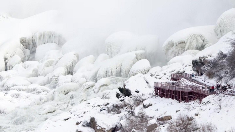 Las Cataratas del Niágara en el sector estadounidense lucen congeladas.