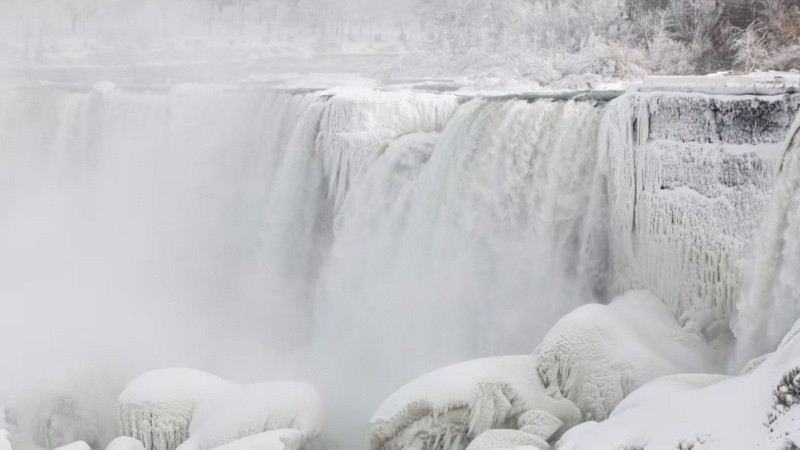 La temperatura en las Cataratas del Niágara oscila entre -12 y -21 grados, aunque la sensación térmica la hace descender hasta cerca de -30.