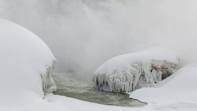 Las cataratas del Niágara bajo nieve.