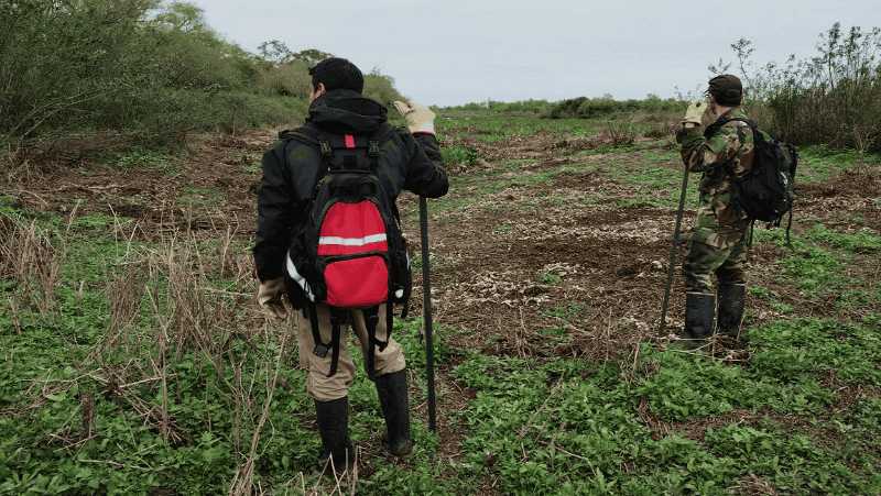 El intendente del Parque Nacional Islas de Santa Fe, Guillermo Lier (derecha) junto a uno de los guardaparques.&nbsp;(Gentileza Archivo Parques Nacionales)