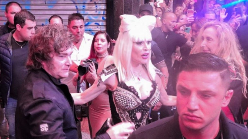 Milei, Fátima y Karina en la entrada del teatro.