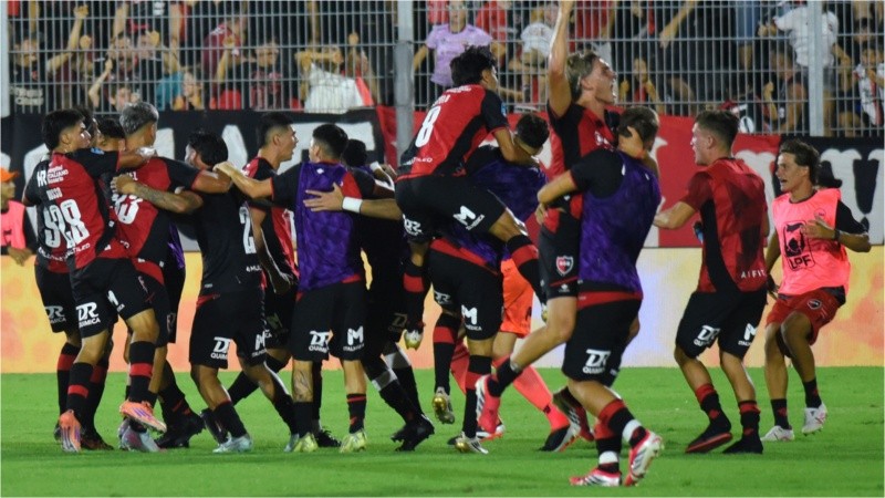 Delirio total en el Coloso tras el empate agónico de Hoyos.