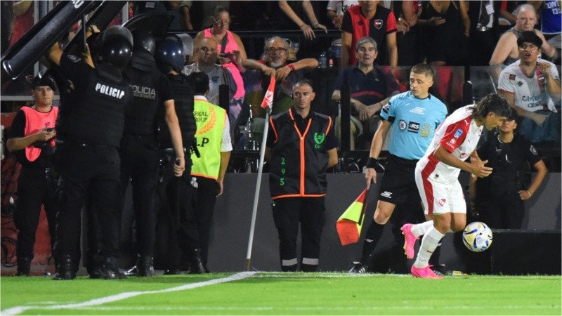 A Malcorra le tiraron de todo cada vez que se acercó al tiro de esquina. (Fotobaires)&nbsp;