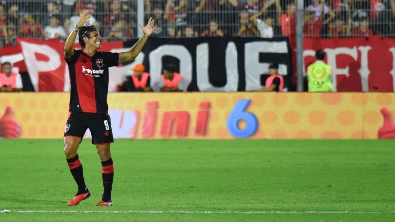 Alegría total para Hoyos luego del gol con la camiseta de Newell's.