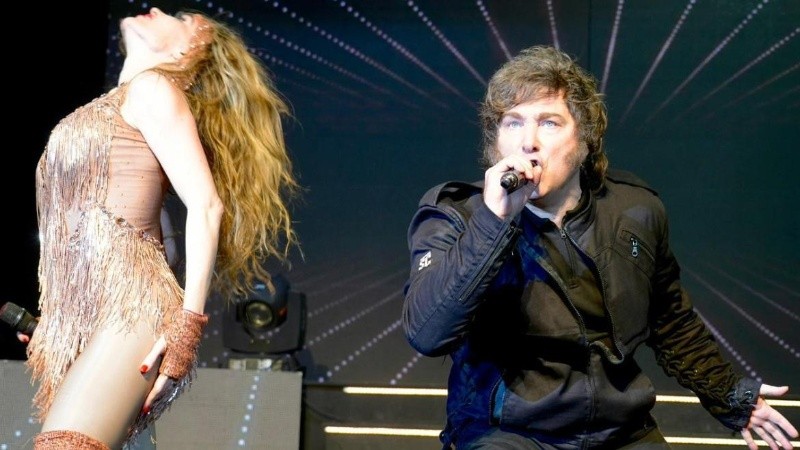 Fátima Florez y Javier Milei en el escenario.