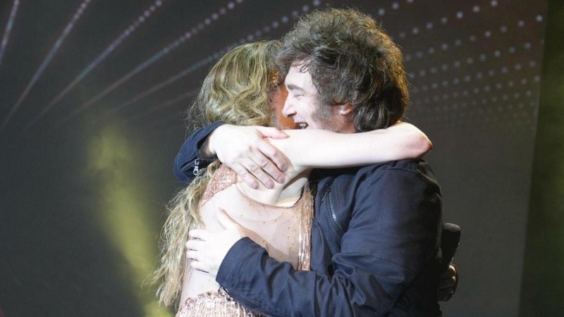 El abrazo entre Javir Milei y Fátima Florez.