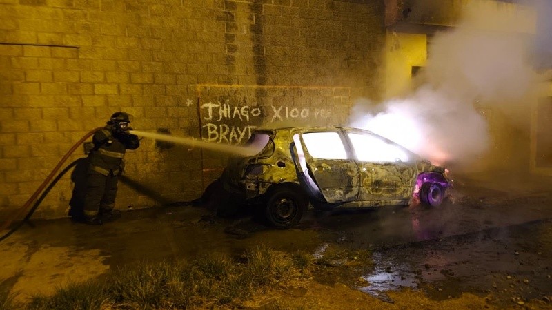 El Peugeot 307 que ardió en Flor de Nacar y Belén este miércoles por la madrugada.