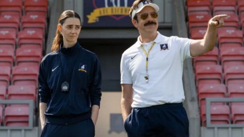 La entrenadora Tanya Reynolds junto a Jason Sudeikis en las primeras imágenes de 