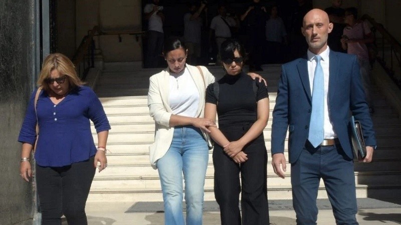 La madre y la tía de Jeremías junto al abogado Bruno Rugna.