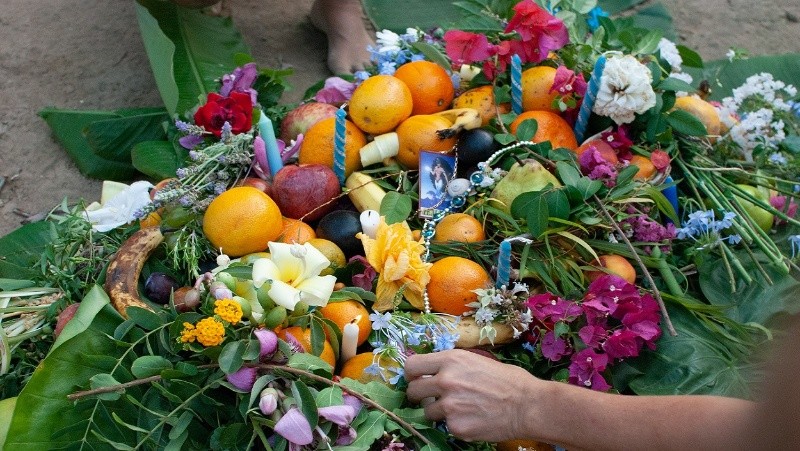&nbsp;Las ofrendas se colocan en el centro del ritual donde se baila y canta, para luego llevarlas al río.