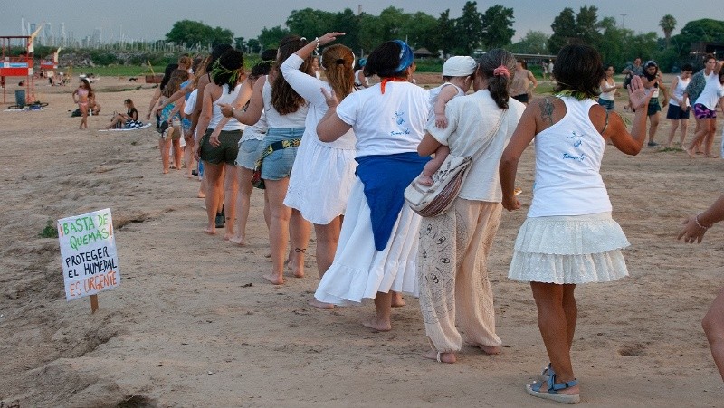 Las bailarinas de Iró Baradé hacen sus danzas en el comienzo de la jornada en la Rambla Catalunya.&nbsp;