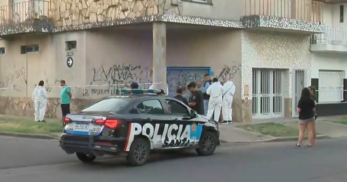 Patrullero policial y cinta de seguridad en la escena del crimen en barrio Belgrano