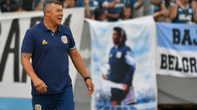 Almirón sufrió el partido y disfrutó con los tres puntos en el bolsillo ante Racing en Avellaneda. (Fotobaires)