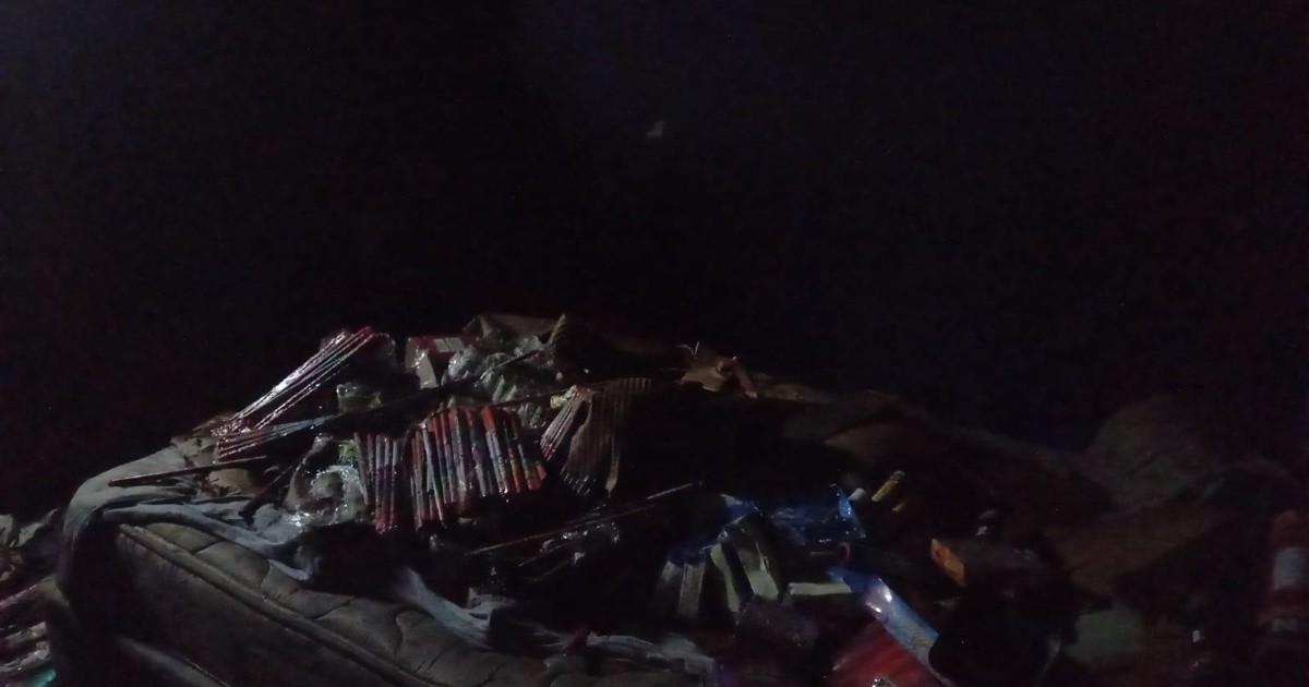 Bomberos trabajan en un incendio en un pasillo interno de la zona oeste de Rosario