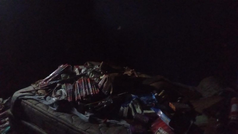 Parte de la pirotecnia que había en el lugar.