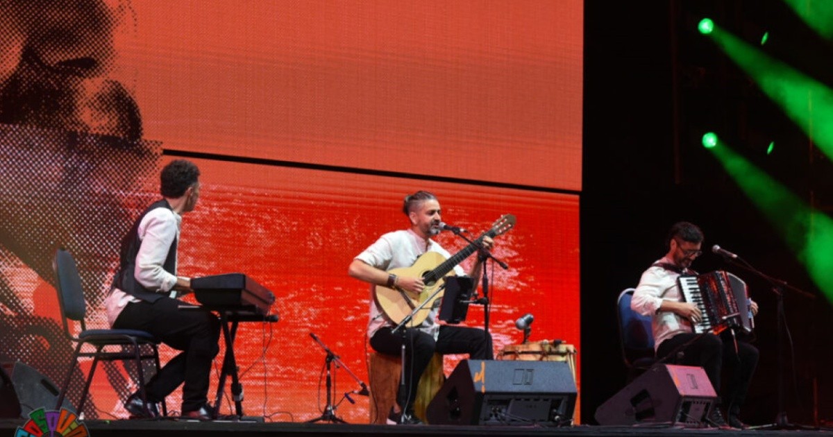 Presentación del grupo rosarino Garupá en el escenario de Cosquín