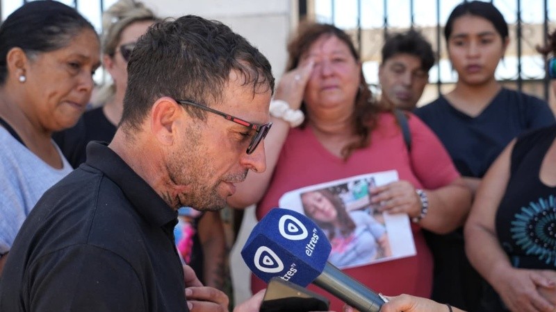 &nbsp;La familia de Luna este jueves al mediodía en el cemeterio La Piedad. (Foto: Alan Monzón / Rosario3)