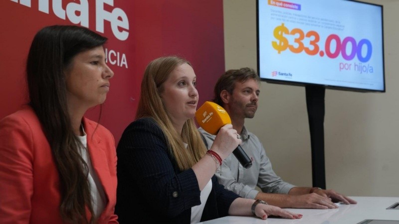 Los funcionarios presentando el complemento.