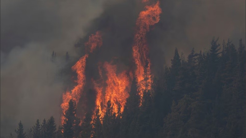 El resultado de los esfuerzos para controlar el fuego depende principalmente de la llegada de precipitaciones y de la colaboración comunitaria en la región.