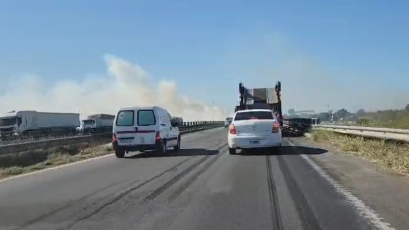 Densa humareda en la autopista a Buenos Aires.