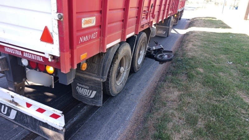 La muchacha impactó de lleno con su moto en el acoplado.