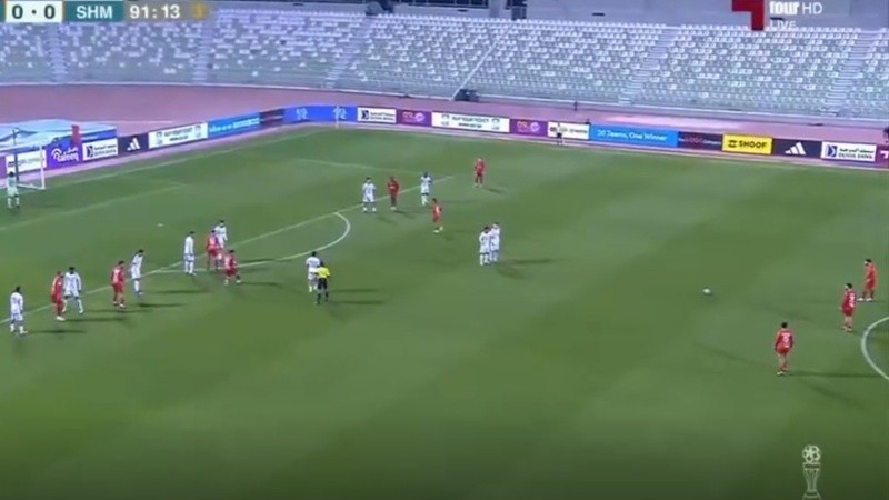 La previa del tiro libre que terminó en gol en contra y victoria a Al Shahaniya.