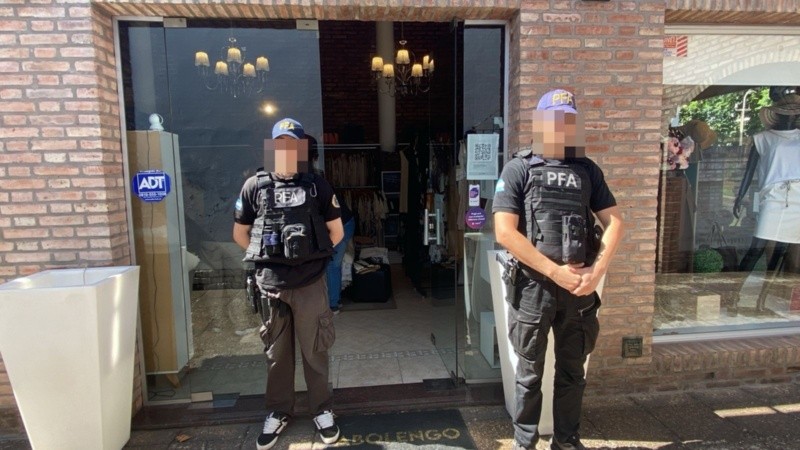 Agentes en la puerta del local.