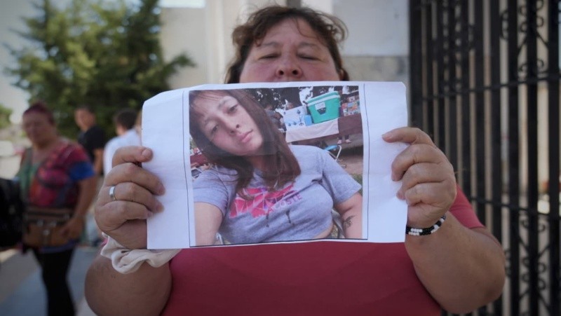 &nbsp;La abuela de Luna muestra su foto en el cementerio La Piedad donde fue enterrada (Alan Monzón)