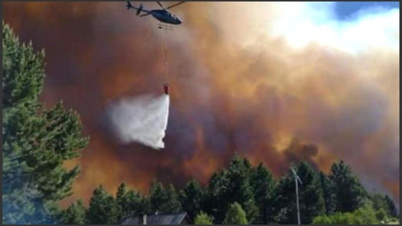 El fuego se mantiene activo en distintos puntos críticos.