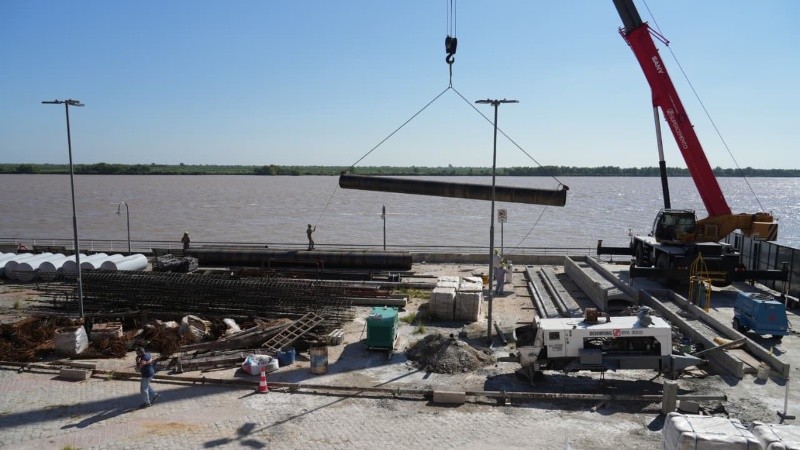 Los trabajos en el Parque España comenzaron en julio pasado y ahora se encuentran en la etapa más desafiante: los pilotes bajo el agua.