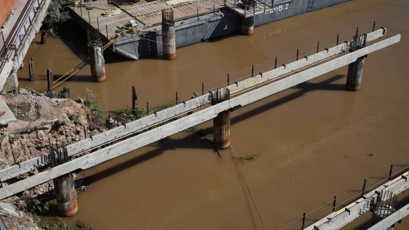 Los trabajos en el Parque España comenzaron en julio pasado y ahora se encuentran en la etapa más desafiante: los pilotes bajo el agua.