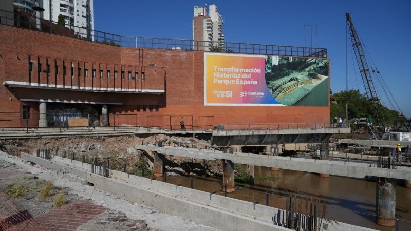 Los trabajos en el Parque España comenzaron en julio pasado y ahora se encuentran en la etapa más desafiante: los pilotes bajo el agua.