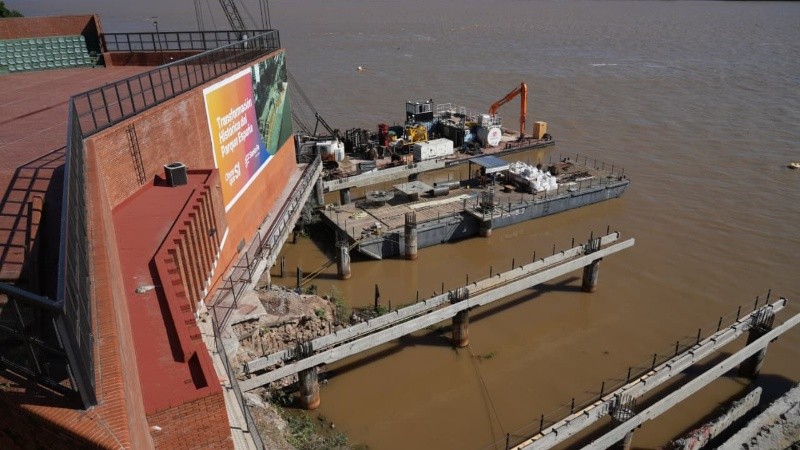 Los trabajos en el Parque España comenzaron en julio pasado y ahora se encuentran en la etapa más desafiante: los pilotes bajo el agua.