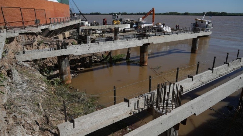Los trabajos en el Parque España comenzaron en julio pasado y ahora se encuentran en la etapa más desafiante: los pilotes bajo el agua.