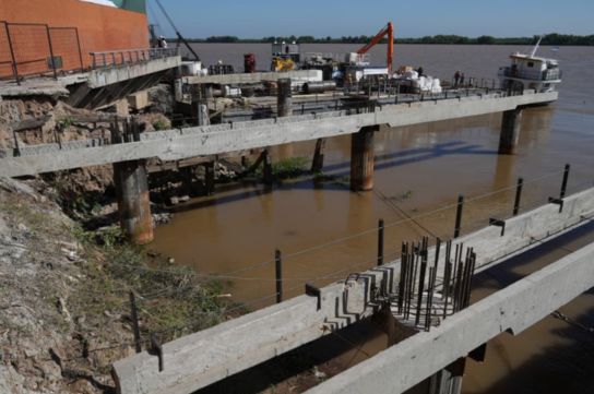 El trabajo en los pilotes requiere de una pericia particular porque son los que sostienen toda la estructura desde el agua.