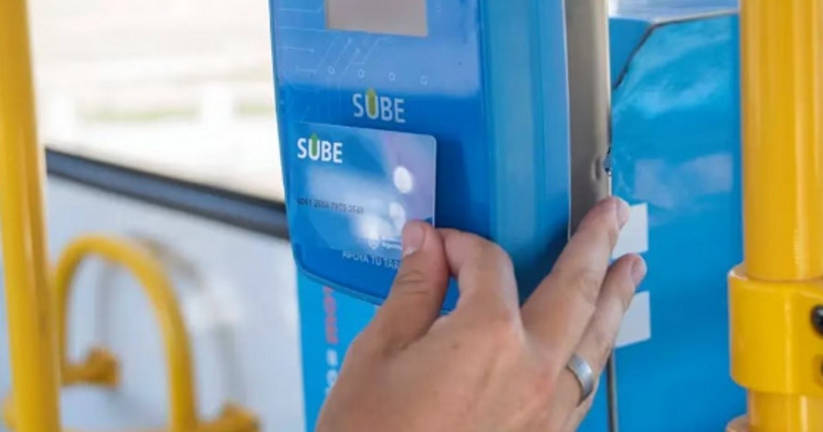 Tarjeta SUBE apoyada sobre una máquina lectora en un colectivo