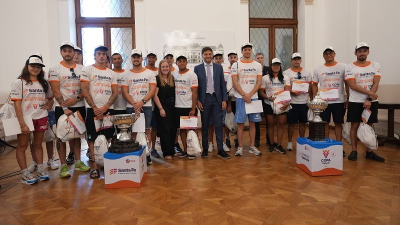 El gobernador Pullaro recibió a los nadadores en la Casa Gris.