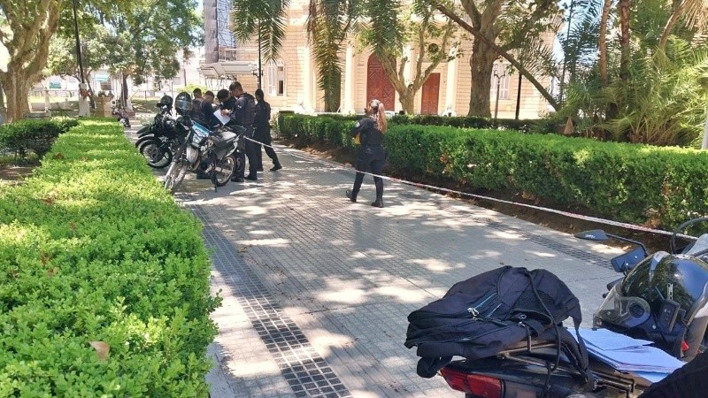 Personal policial trabajando en la zona donde se produjo el ataque.