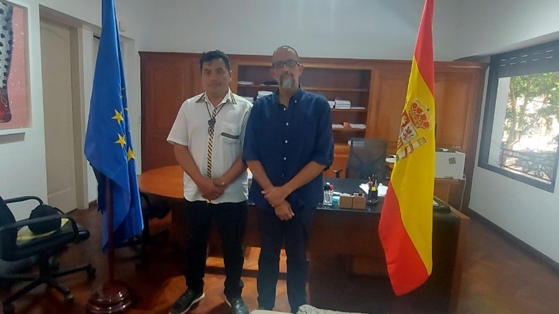 Daniel Jesús Naporichi, titular de la Dirección Municipal de Pueblos Originarios y el Cónsul General de España en Rosario, Pablo Platas Casteleiro.