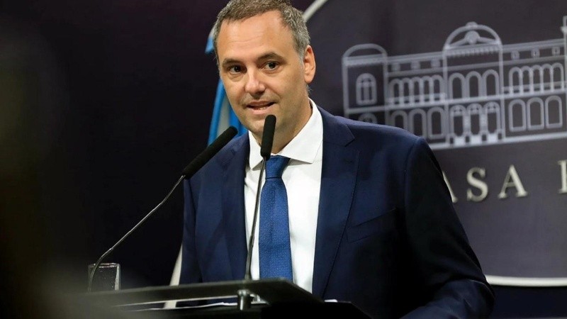 Adorni asumirá Director Clase A.