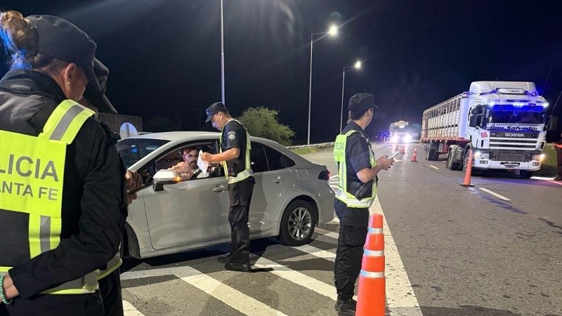 Agentes trabajando durante el operativo.