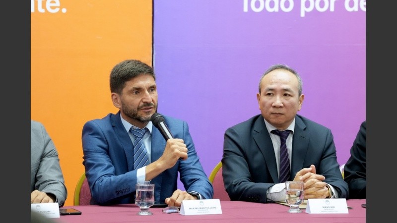 Pullaro y el embajador chino Wang Wei durante la visita del diplomático a Santa Fe.
