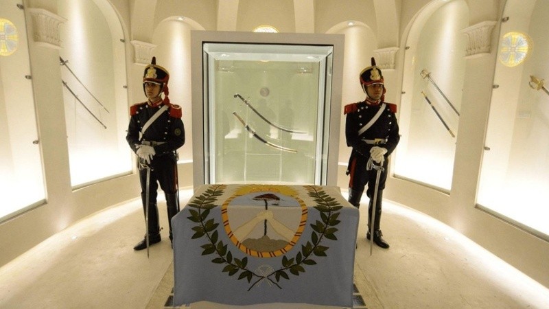 Historiadores cuestionan la decisión del Gobierno de retirar el sable corvo de San Martín del Museo Histórico Nacional.