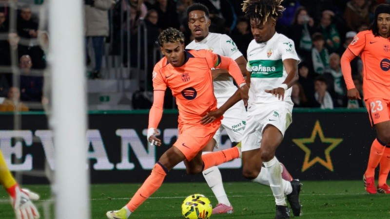 Lamine Yamal disputa el balón ante el defensa del Elche, John Donald,