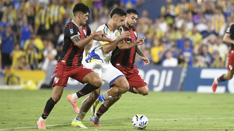 Véliz pelea ante dos y busca el área (Fotobaires).