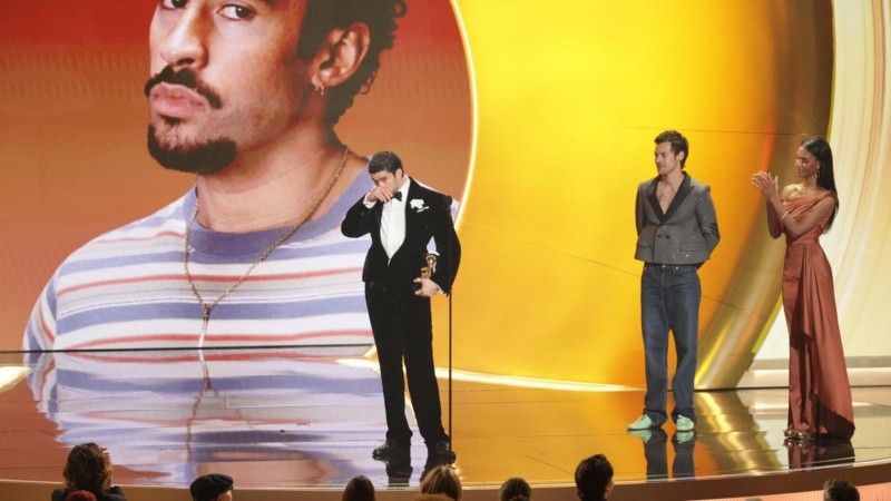 Bud Bunny recibió el Grammy al álbum del año.